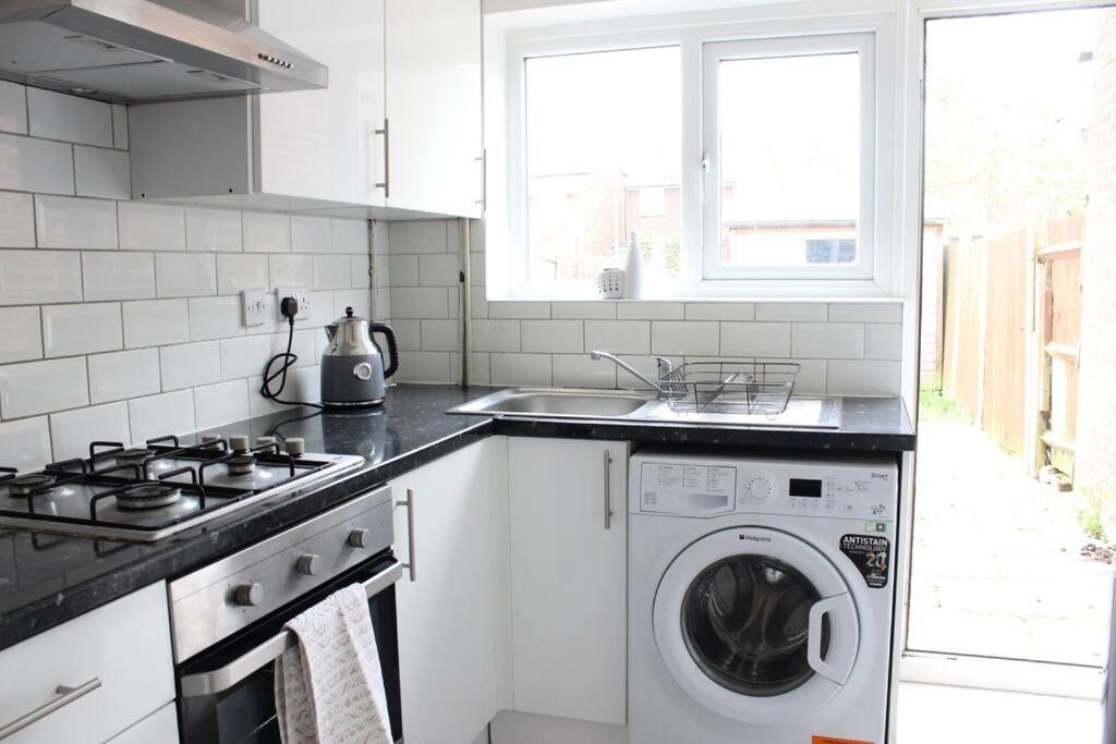 Private & Comfortable 2 Bedroom Home Away From Home Stanwell Exterior foto